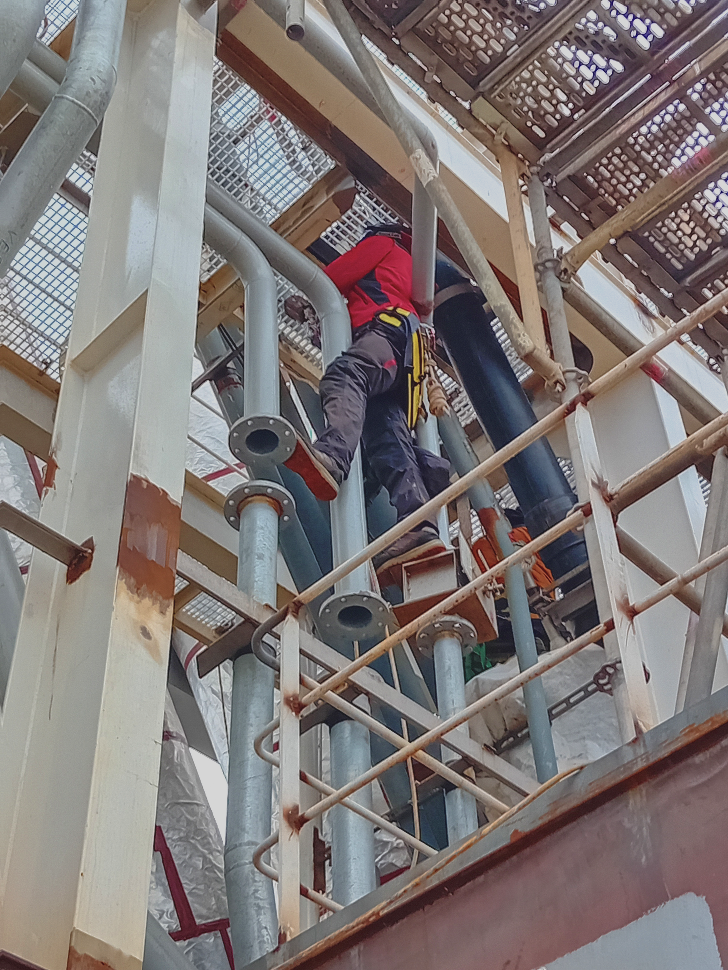 MARITIME Reprises de brûlures sur la structure portante des cheminées du navire